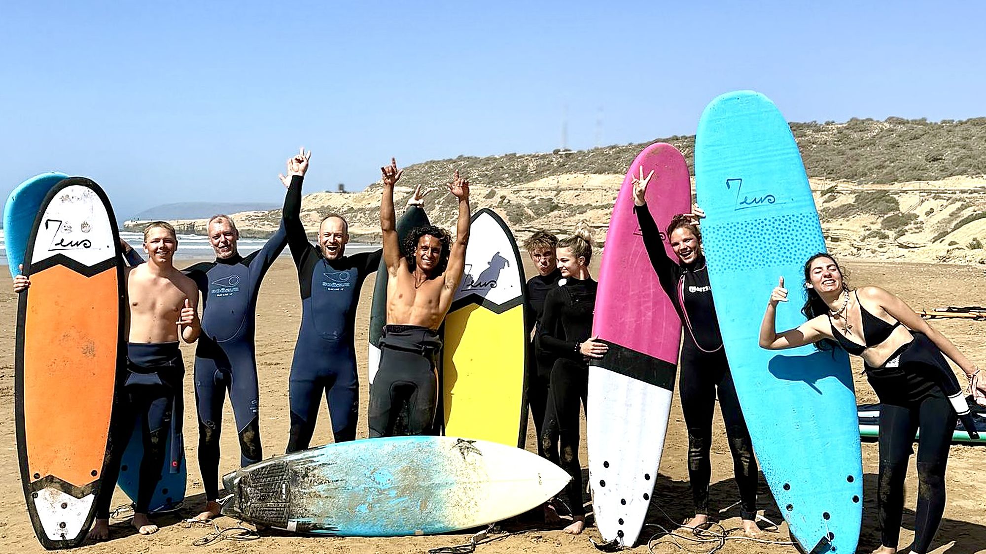 L'équipe We Surf Morocco sur la plage de Taghazout